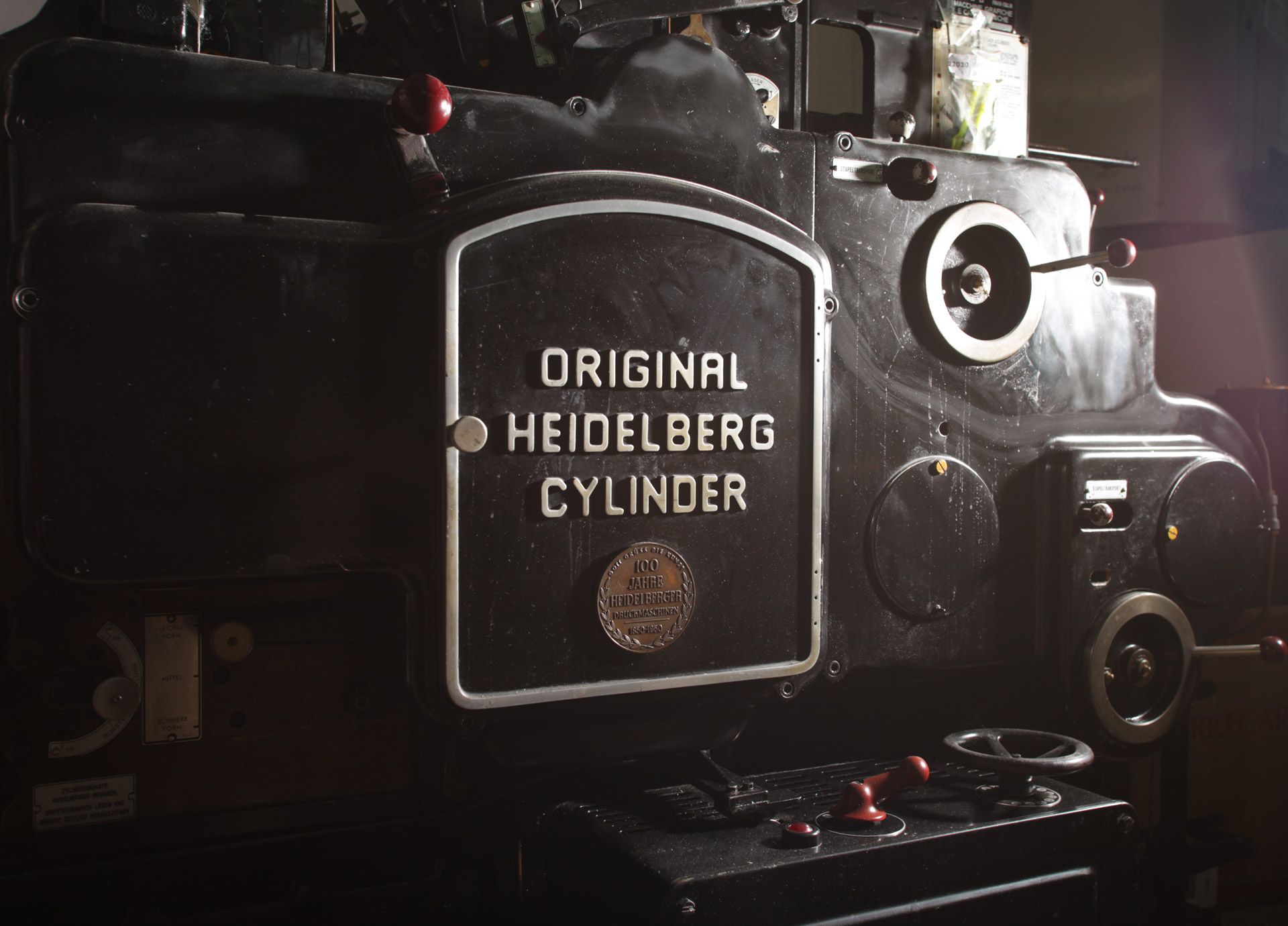 Pressa cilindro Heidelberg vintage con tecnologia tipografica tradizionale. Macchinari classici per la stampa commerciale e.