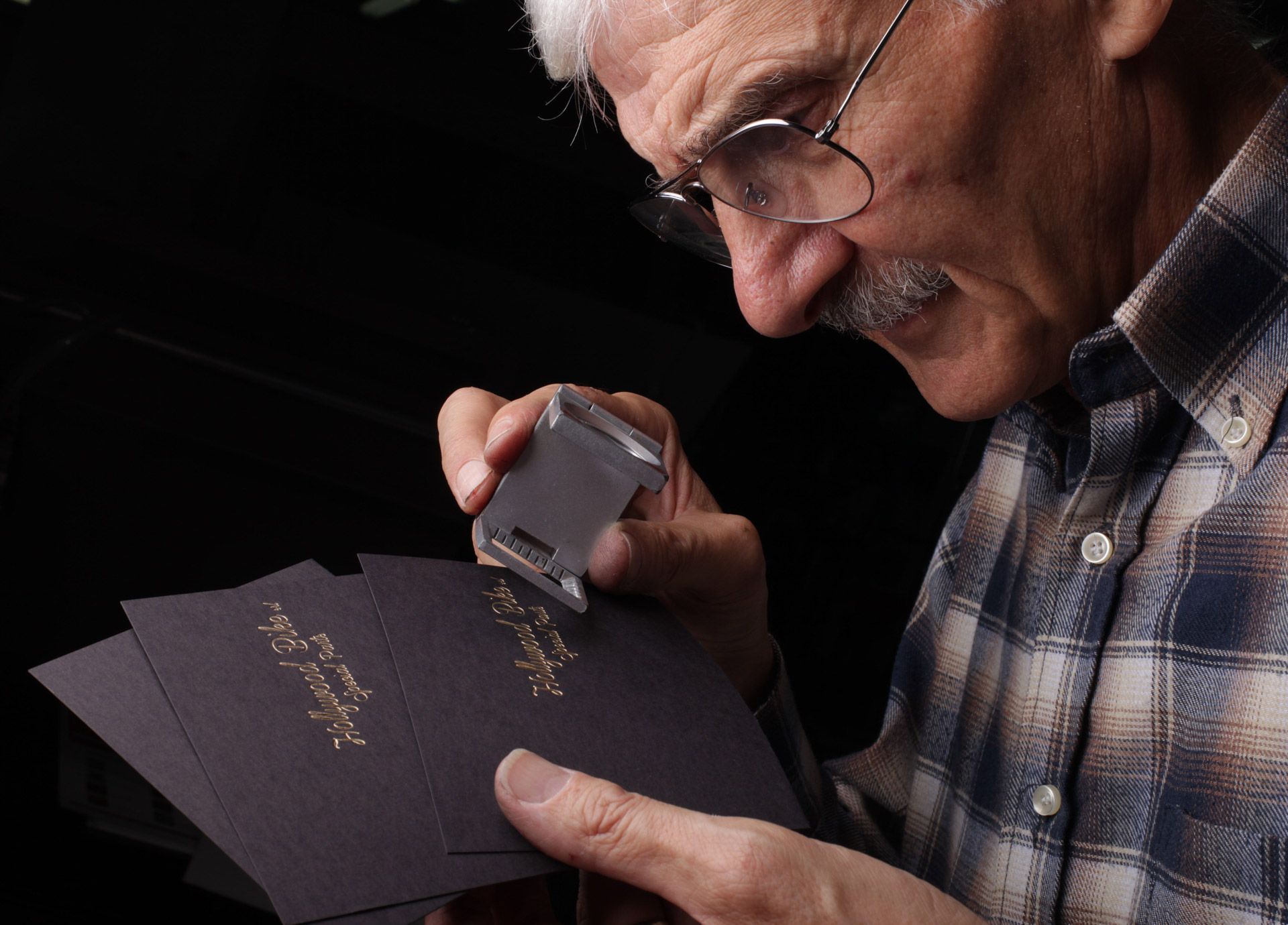 Professionista che ispeziona un libro rilegato stampato—controllo qualità Sprint24.