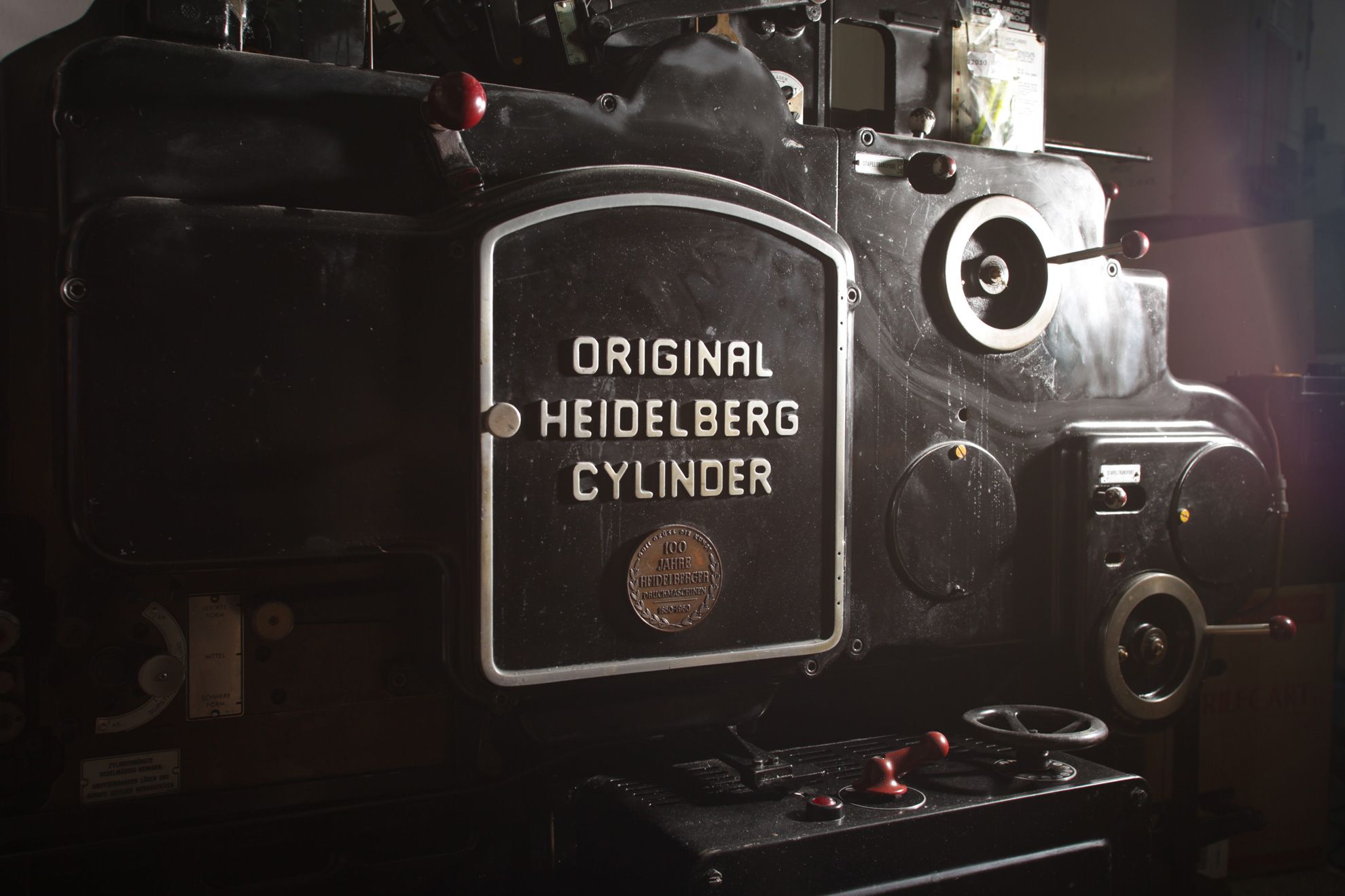 Stampa online Heidelberg Cylinder: Quando la trovammo, in una vecchia tipografia, in disuso, sporca e malmessa, non c’era ancora l’idea di Michele Letterpress. Senza sapere perchè, senza neanche…